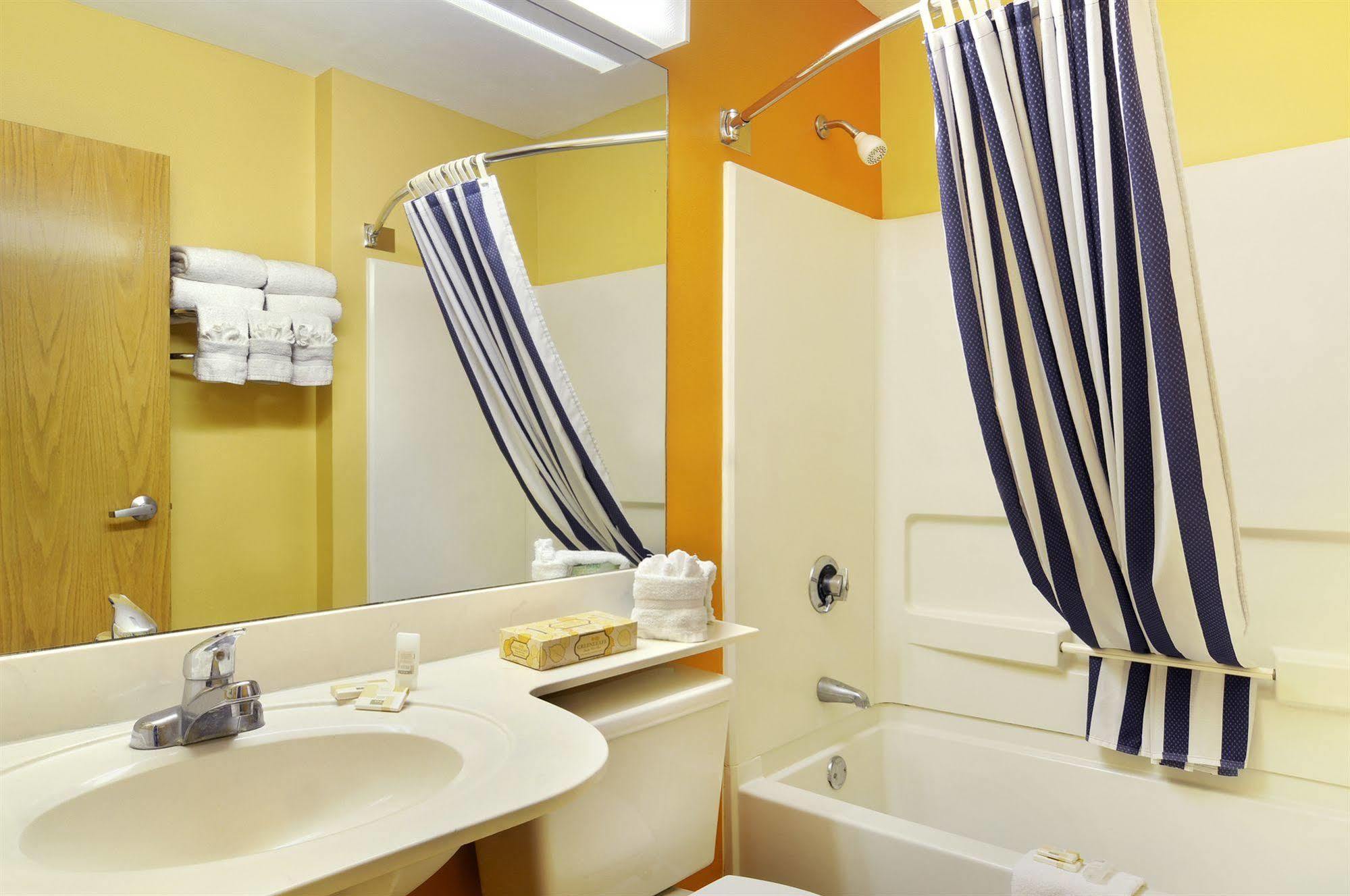 Hometown Inn & Suites Jacksonville Butler Blvd./Southpoint Room photo